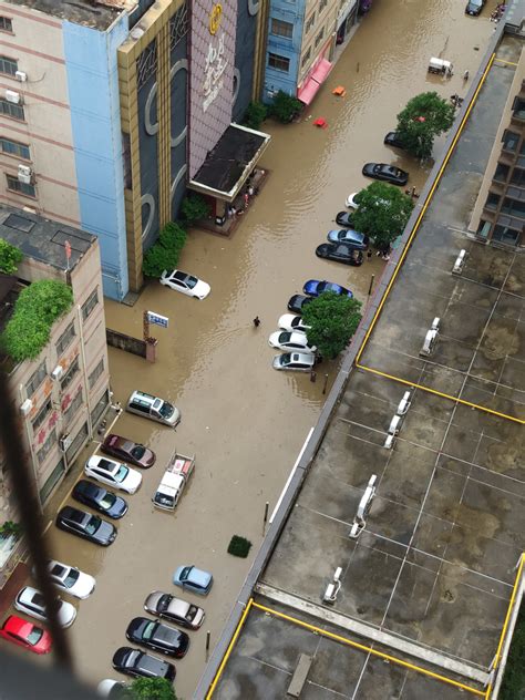 東莞水災|東莞暴雨多個鎮水浸 水深1米汽車被沖走